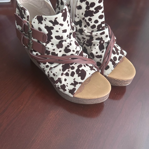 Chic Brown and Cream Women's Wedge Sandals - Picture 1 of 2